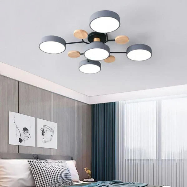 Taklampe med justerbare LED-armer, dimbar for stue og soverom. Moderne og energieffektiv belysning.