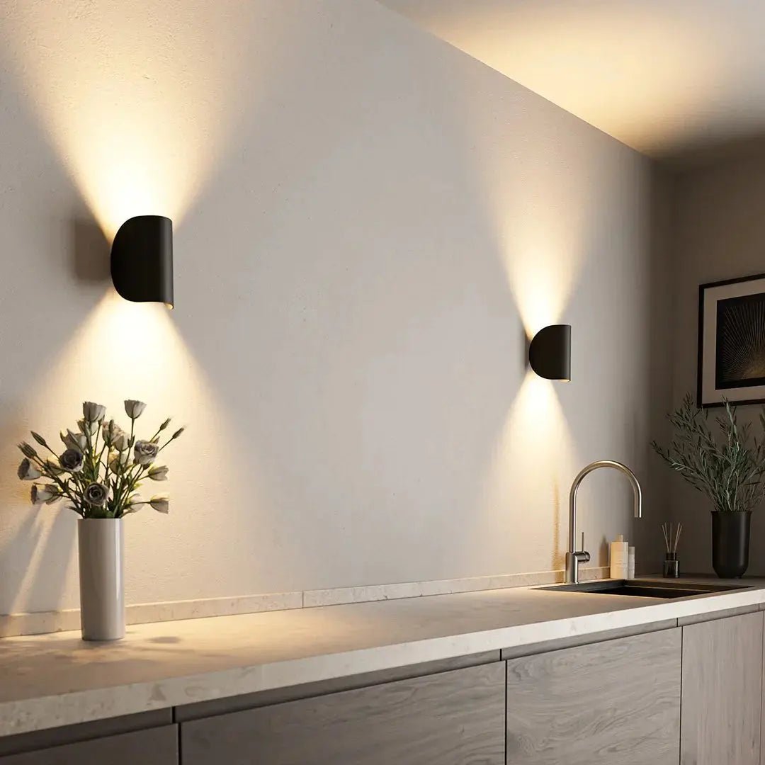 Elegant moderne LED-vegglampe for stue eller soverom, gir energieffektiv og stemningsfull innendørsbelysning.