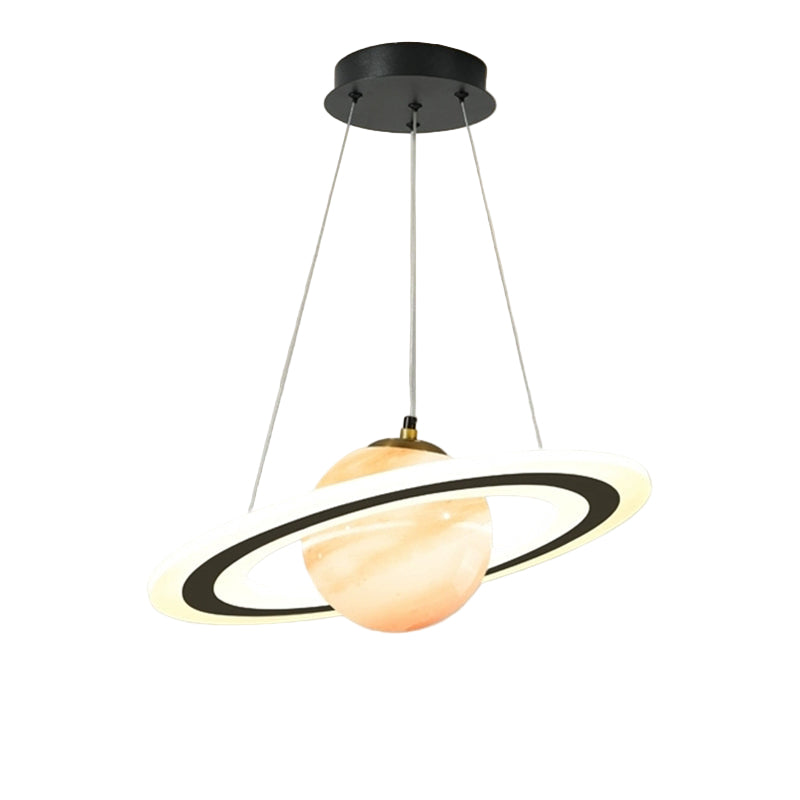 Moderne dimbar LED hengelampe med planetdesign. Taklampe for stue, spisestue eller soverom. Energieffektiv belysning.