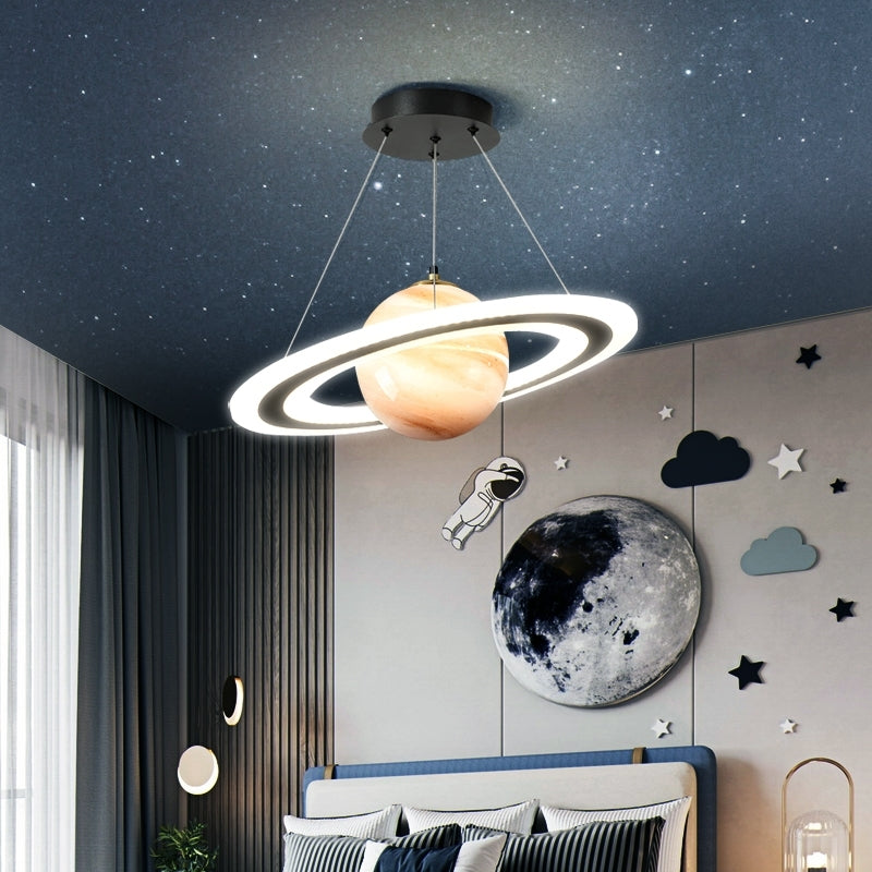 Energieffektiv dimbar LED hengelampe. Moderne belysning med unikt planetdesign, perfekt for interiørdesign.