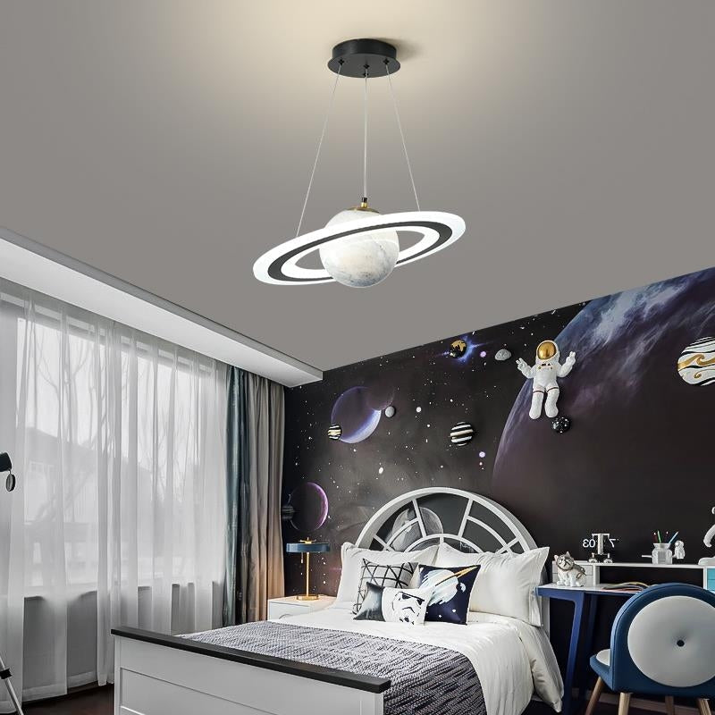 Stilren spisestuelampe; dimbar LED hengelampe. Planetdesign gir moderne og justerbar belysning.