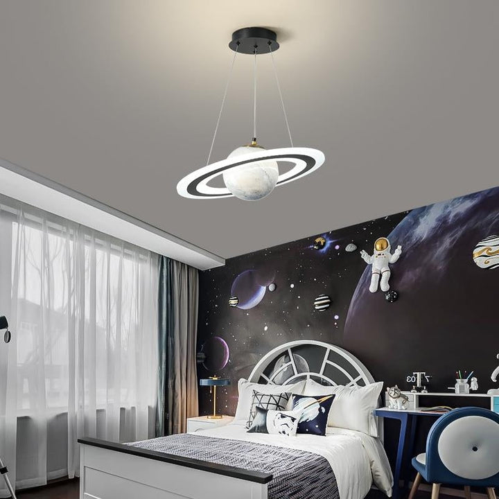 Stilren spisestuelampe; dimbar LED hengelampe. Planetdesign gir moderne og justerbar belysning.