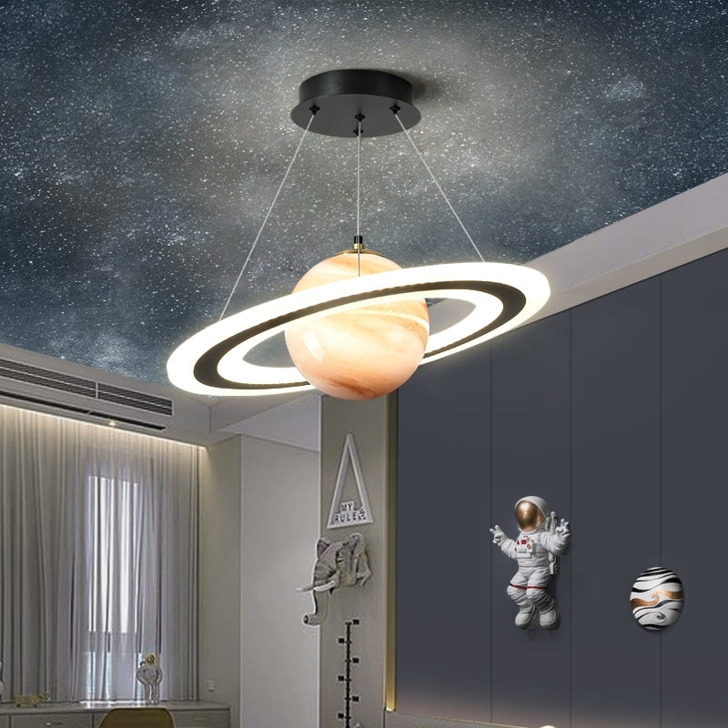 Nærbilde av moderne dimbar LED hengelampe. Taklampe med unikt planetdesign, ideell som stuelampe.