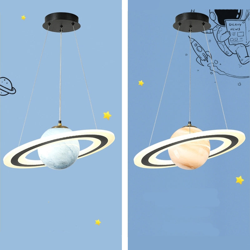 Glødende dimbar LED hengelampe med planetdesign. Skaper varmt, moderne stemningslys i ethvert rom.