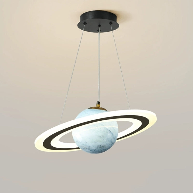 Elegant dimbar LED taklampe. Planetdesign hengelampe skaper moderne stemningslys i hjemmet.