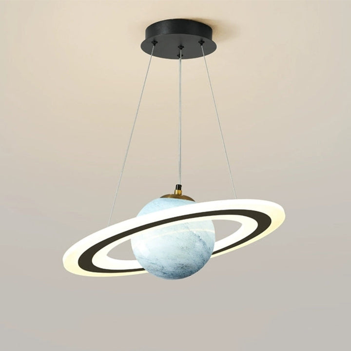 Elegant dimbar LED taklampe. Planetdesign hengelampe skaper moderne stemningslys i hjemmet.