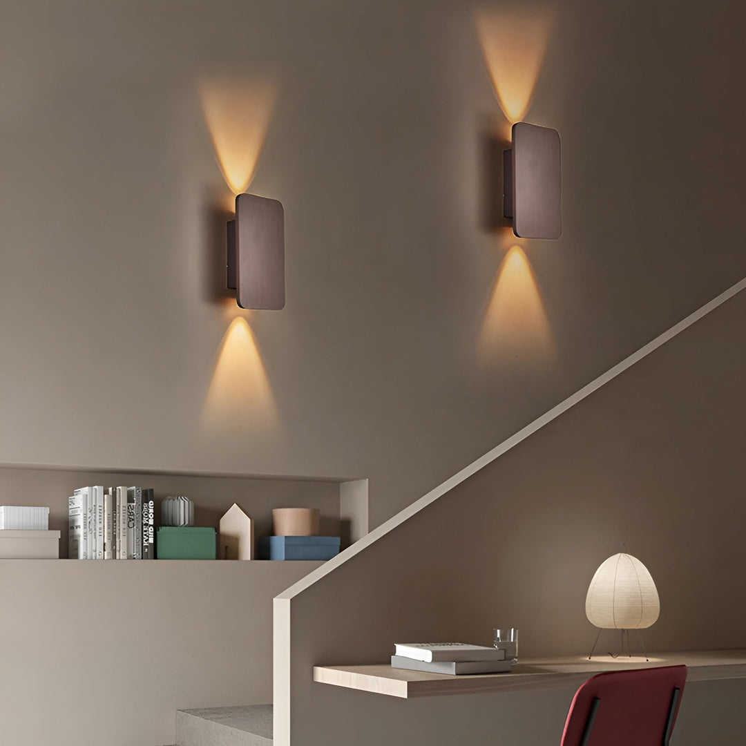 Energieffektiv LED vegglampe. Elegant og minimalistisk design for moderne innendørs belysning.