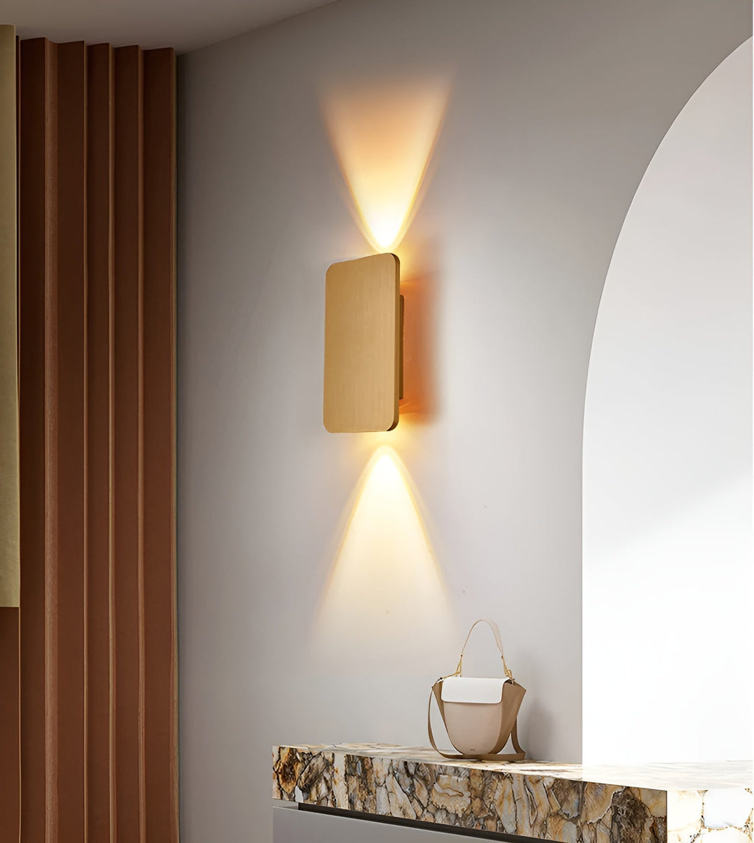 Moderne LED vegglampe ideell for gangbelysning, trapperom og dekorativt stemningslys.