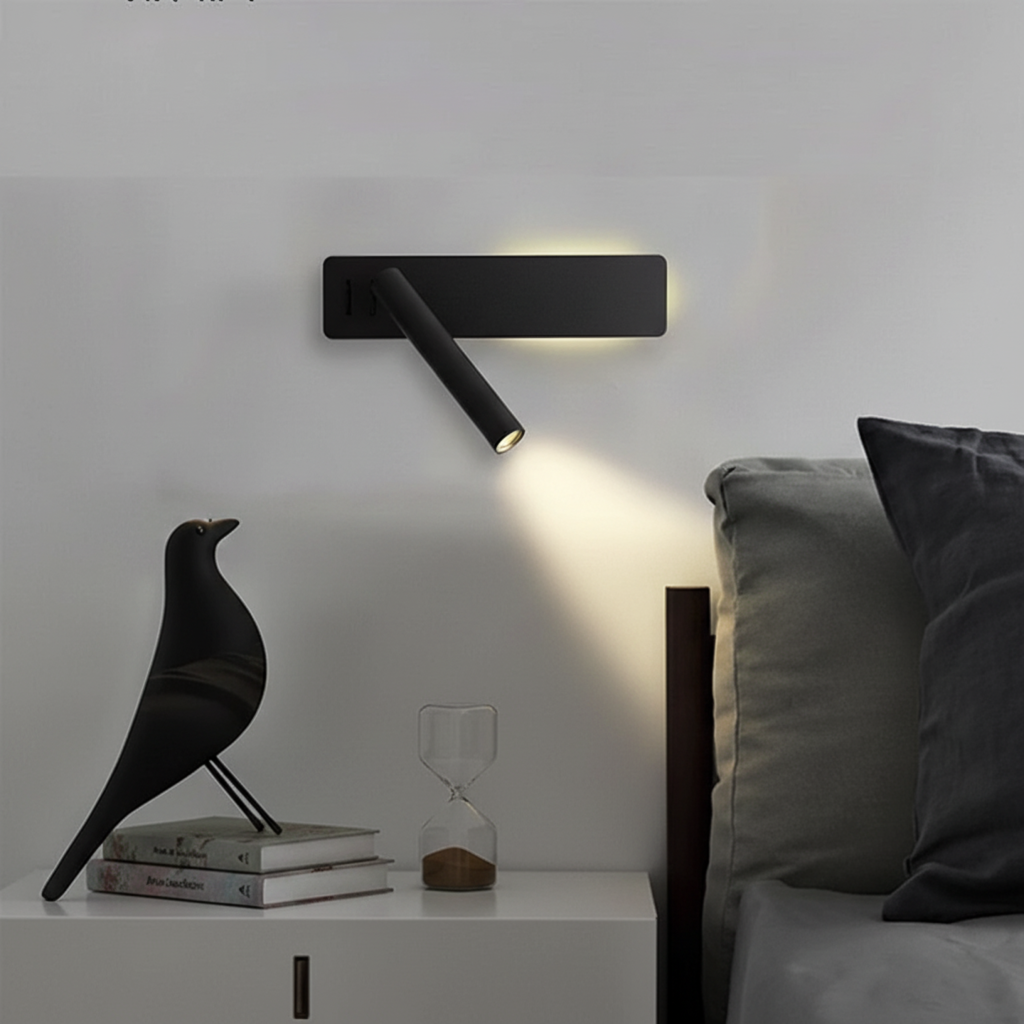 Elegant minimalistisk LED vegglampe, ideell som leselampe ved sengen, med justerbar arm og varmhvit lys.