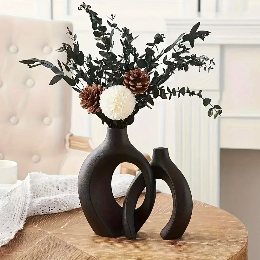 Minimalistisk vasesett med unikt design. Ideelt for moderne hjemmeinnredning, stuedekor og elegant borddekorasjon.