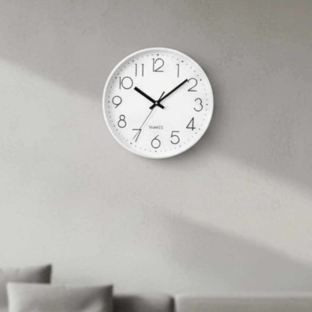 Stille 30cm veggklokke med moderne og minimalistisk design, ideell for soverom og kontor.