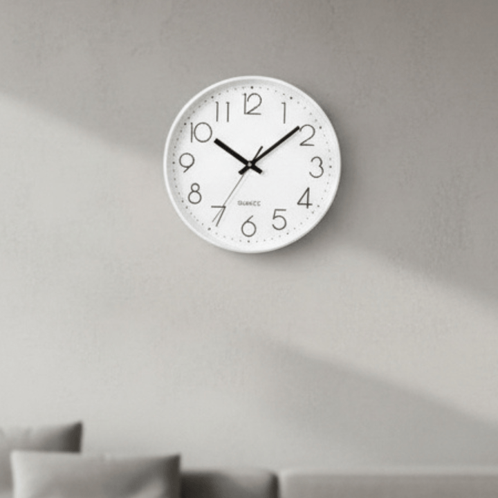 Stille 30cm veggklokke med moderne og minimalistisk design, ideell for soverom og kontor.