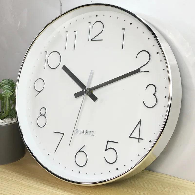 Slank 30 cm lydløs veggklokke med moderne og minimalistisk design, essensiell for hjemmet.