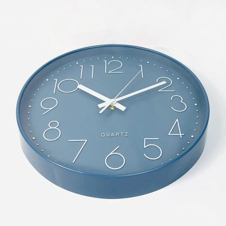 Hvit minimalistisk veggklokke, 30cm, lydløs for et lyst og moderne hjemmeinteriør.