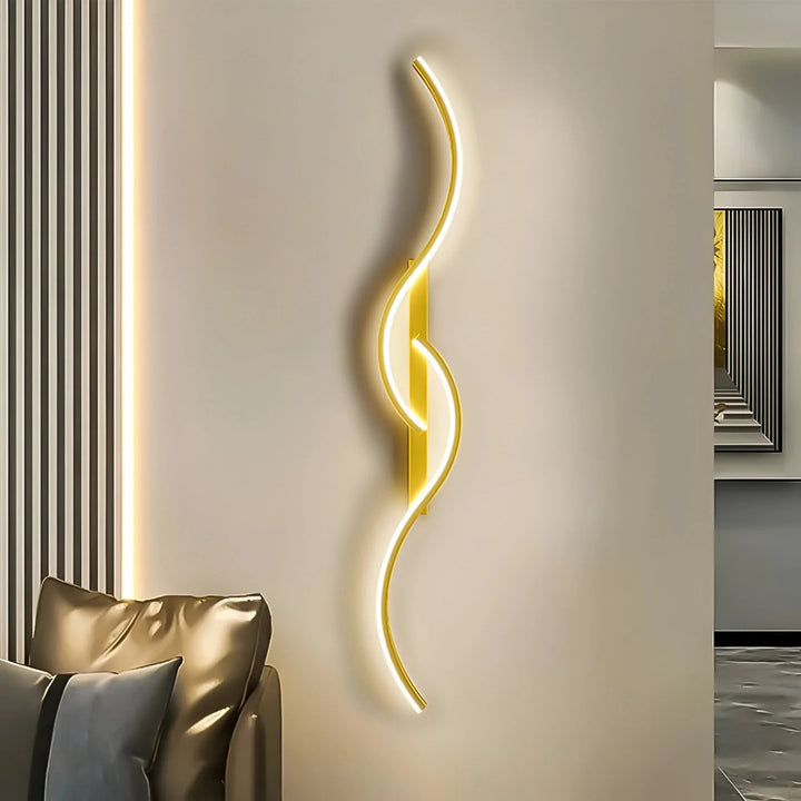Moderne buet LED vegglampe for stue eller soverom. Elegant design og varm belysning.