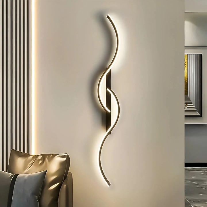 Svart minimalistisk LED vegglampe med buet design. Perfekt for moderne interiør og stemningsbelysning.