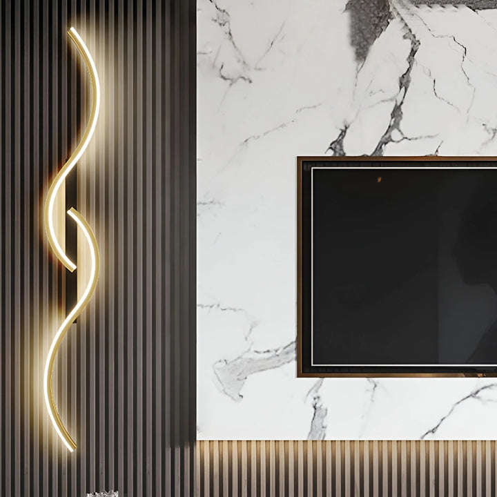 Elegant gullfarget dimbar LED vegglampe. Buet lysdekor for soverom og stue. Skaper myk atmosfære.