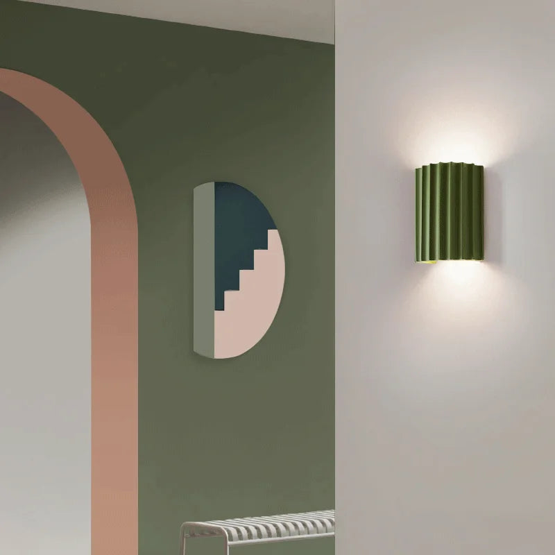 Stilren vegglampe til stue. Moderne design og behagelig belysning som fremhever hjemmets interiør.