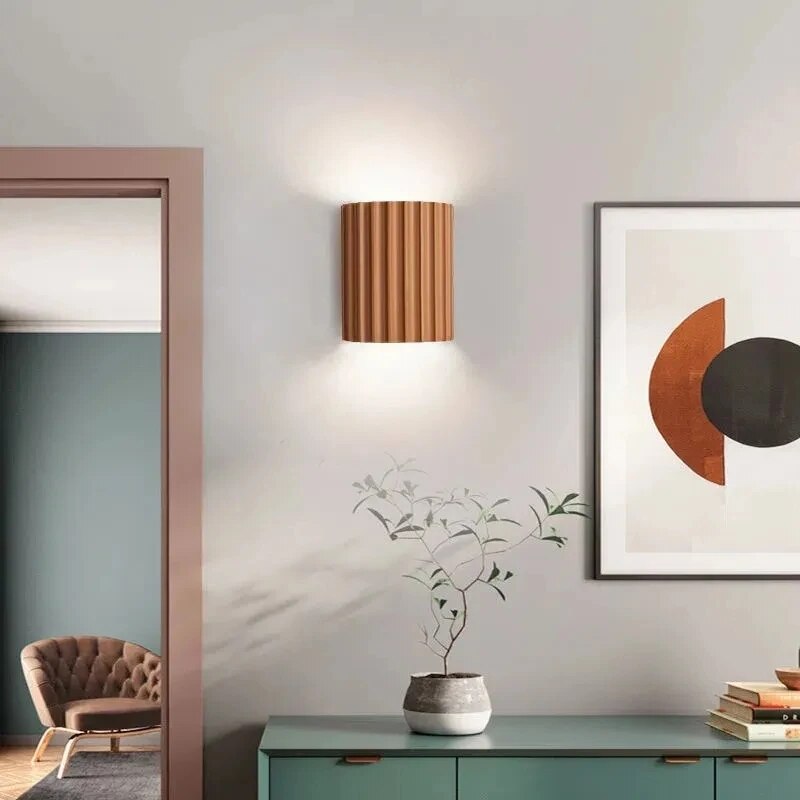 Vegglampe med kunstnerisk preg for moderne hjem. Skaper stemningsfull belysning i stue og soverom.
