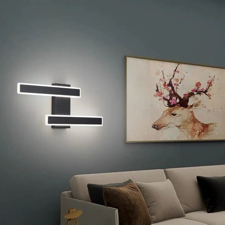 Behagelig stemningslys fra moderne LED vegglampe. Energieffektiv belysning for avslappende øyeblikk i stuen.