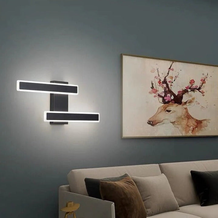 Behagelig stemningslys fra moderne LED vegglampe. Energieffektiv belysning for avslappende øyeblikk i stuen.
