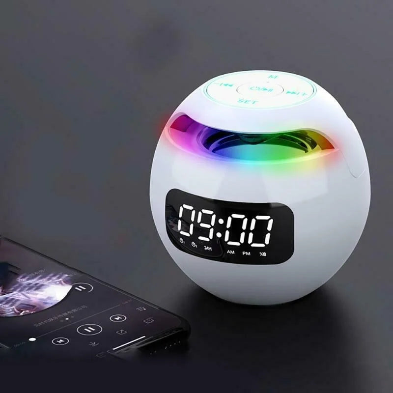 Hvit smartklokke med integrert Bluetooth musikkspiller, digital vekkerklokke og dimbart nattlys for soverom.
