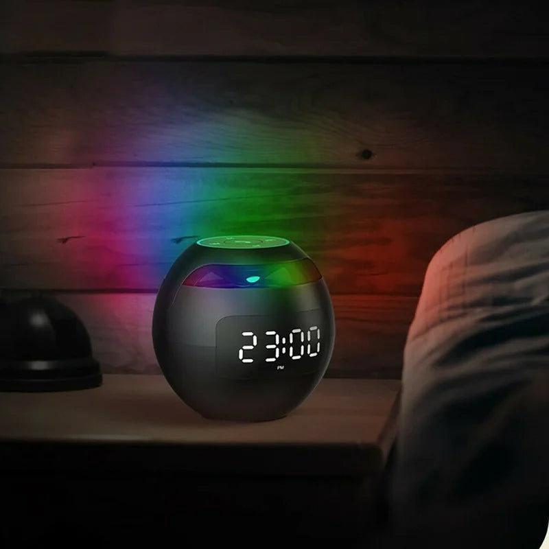 Multifunksjonell LED vekkerklokke med nattlampe og Bluetooth høyttaler, perfekt for romdekorasjon.