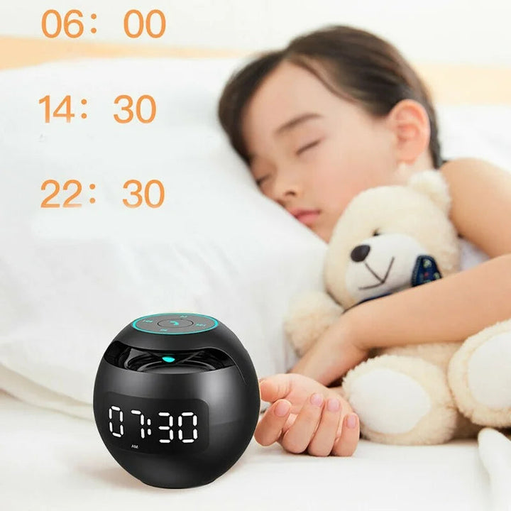 Stilig rosa smart vekkerklokke med Bluetooth høyttaler, LED display og nattlys, passer perfekt i hjemmet.