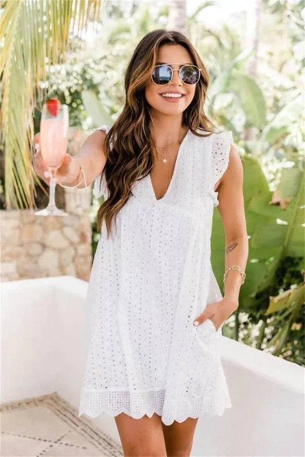Kvinners ermeløse minikjole med elegant design i lett stoff. Perfekt for sommer og fest.