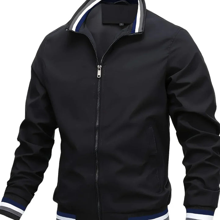 Strikket herre overgangsjakke med glidelås og krage. Komfortabel og sporty vårjakke i casual stil.