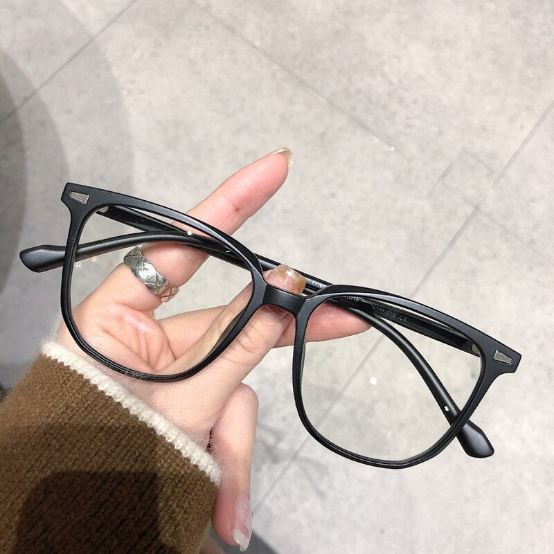 Optiske firkantede unisex briller, moderne synshjelp og trendy lesebriller.
