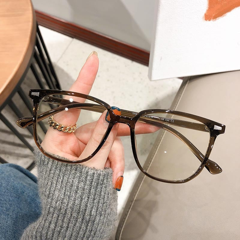 Optimalt syn med moderne firkantede briller, unisex for en trendy hverdagslook.