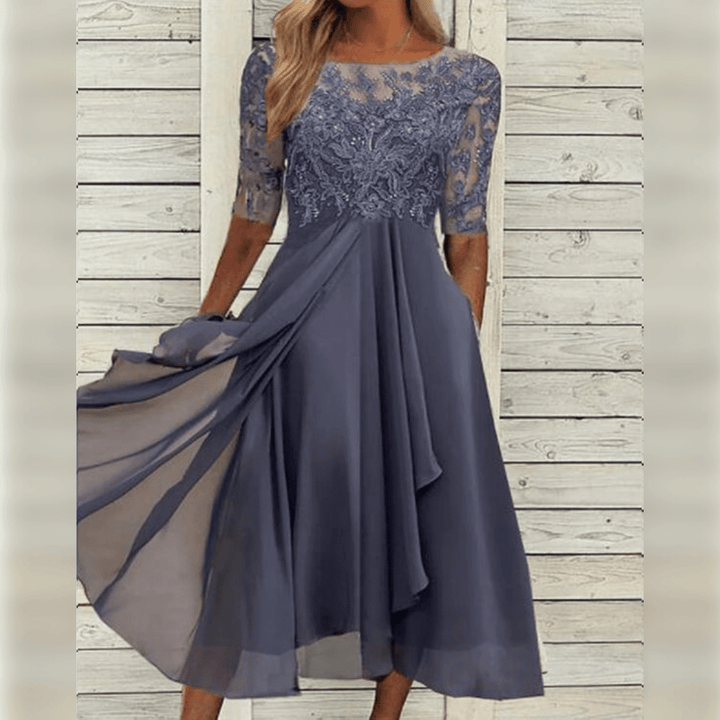 Chic festkjole for kvinner: elegant midi kjole med blonde og lett chiffon stoff.