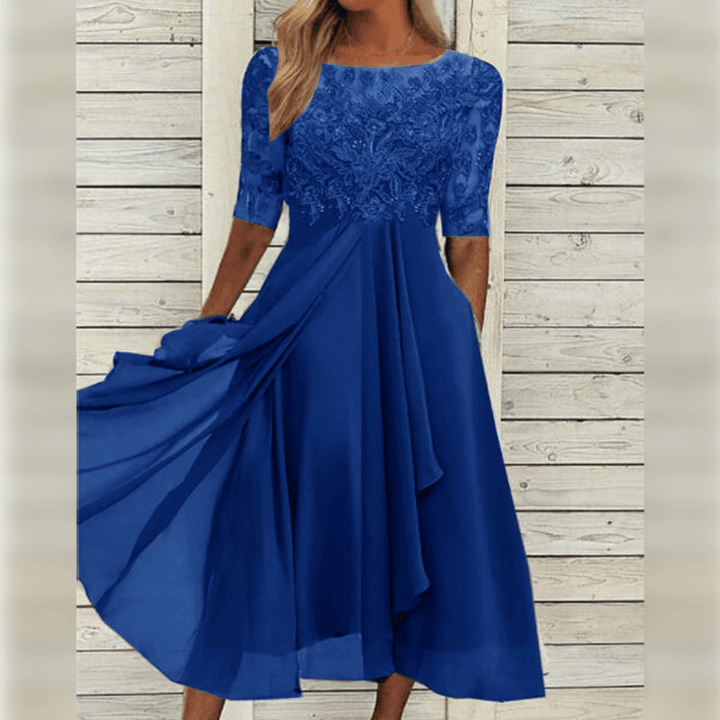Feminin midi kjole med blondeoverdel og flytende chiffonskjørt, en elegant kvinnekjole.