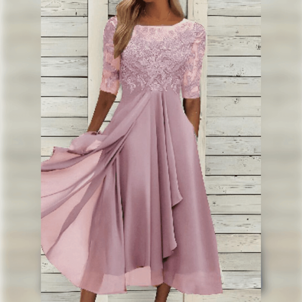 Nydelig midi kjole med blondetopp og mykt chiffonstoff, perfekt som elegant hverdagskjole.