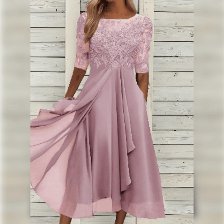 Nydelig midi kjole med blondetopp og mykt chiffonstoff, perfekt som elegant hverdagskjole.