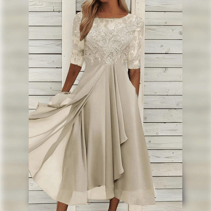 Kvinne i elegant blonde & chiffon midi kjole, ideell for sommerfest og spesielle anledninger.