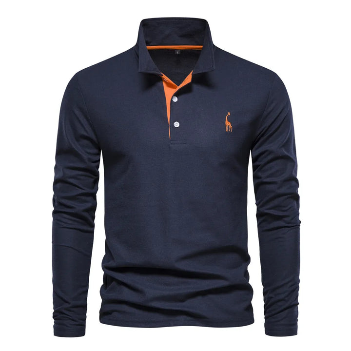 Mann iført en marineblå langermet poloskjorte, stilfullt og komfortabelt antrekk for casual dager.