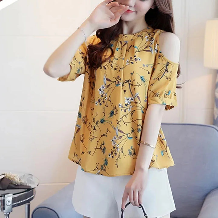 Elegant lett off-shoulder bluse for kvinner, blomstret mønster. Ideell sommerbluse for fest eller fritid.
