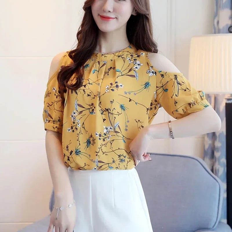 Kvinner blomstret off-shoulder sommerbluse med kort-erme, elegant mønster i gult og hvitt, perfekt for fritid.