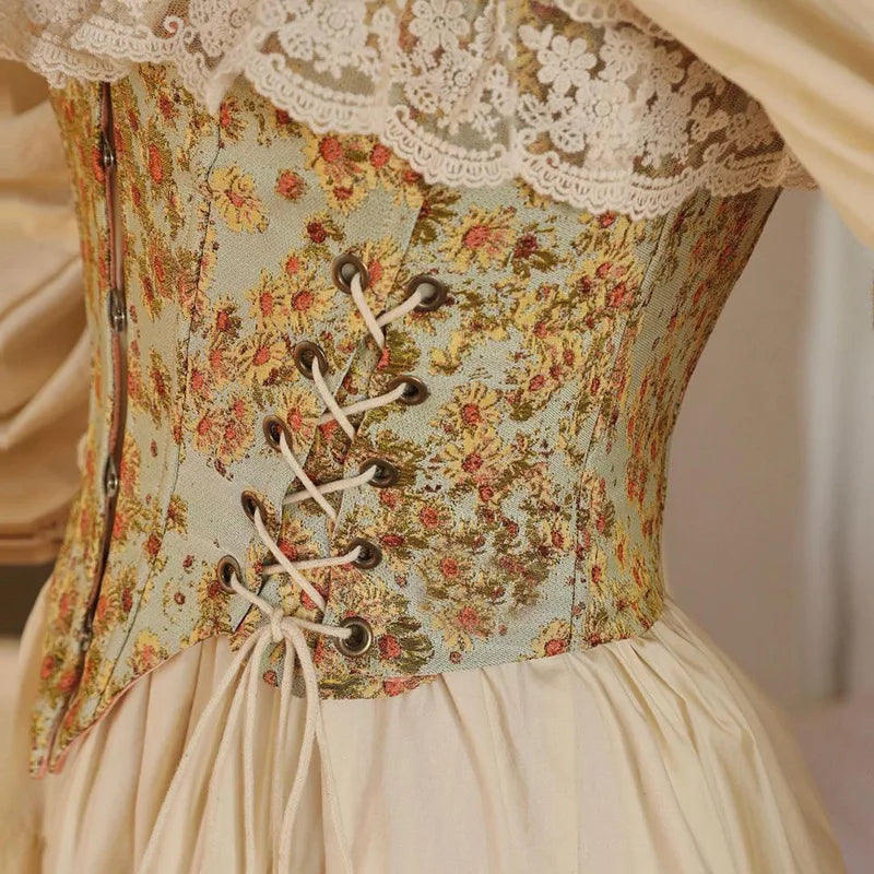 Feminin blomstret korsett for kvinner med snøring, blonder og et hint av vintage eleganse. Festtopp.