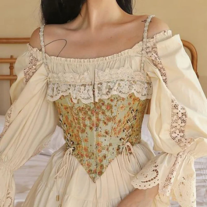 Kvinners blomstret korsett med snøring og delikate blonder. Perfekt vintage-inspirert festtopp.