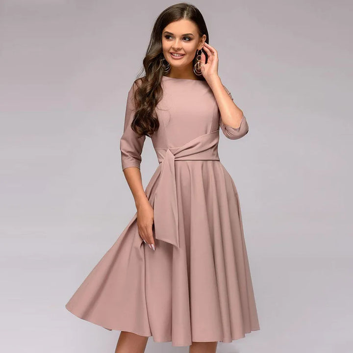 Dame elegant swingkjole i grønn. Komfortabel midikjole for fest og hverdag i lett polyester.