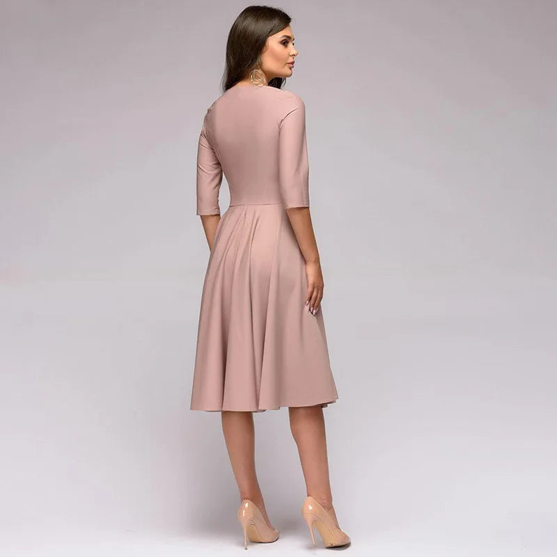 Stilren dame swingkjole i grønn eller khaki. Elegant midikjole, perfekt for sommer og fest.