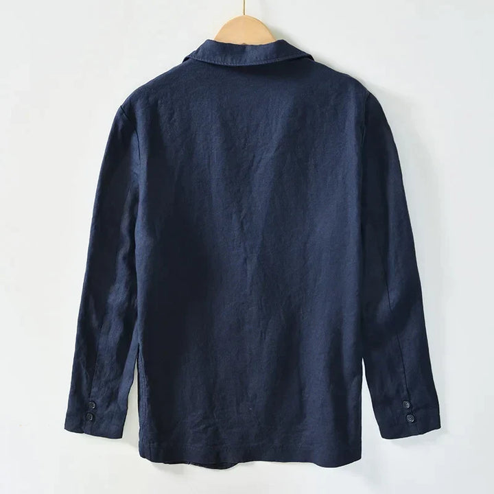 Modell iført en elegant, tidløs herreblazer som fremhever en avslappet, men sofistikert stil.
