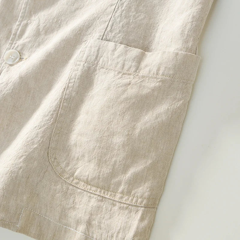 Bakfra-bilde av en komfortabel herreblazer, ideell for både jobb og fritid, tilgjengelig i store størrelser.