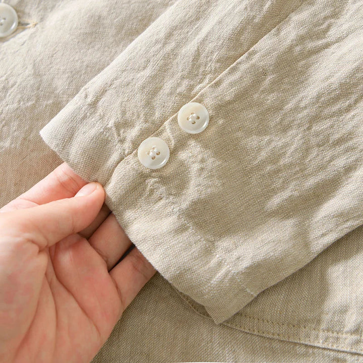 Detaljer av en herreblazer: elegante knapper, stilfullt jakkeslag som gir et raffinert preg til antrekket.