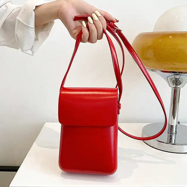 Modell med tidløs crossbodyveske i PU-lær, funksjonell dameveske for kvinner på farten.