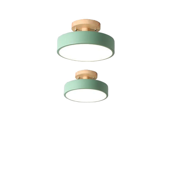 Nordisk rund taklampe i tømmerlook med varm LED-belysning; perfekt for moderne interiør og rustikk stil.