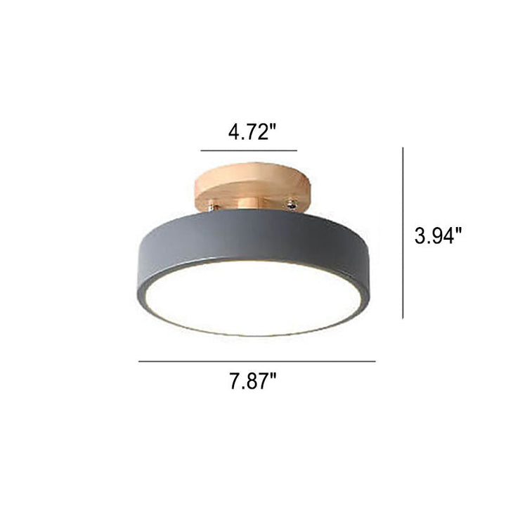 Lysarmatur med nordisk design; rund taklampe med varm LED og tømmerdetaljer, for et stilrent interiør.